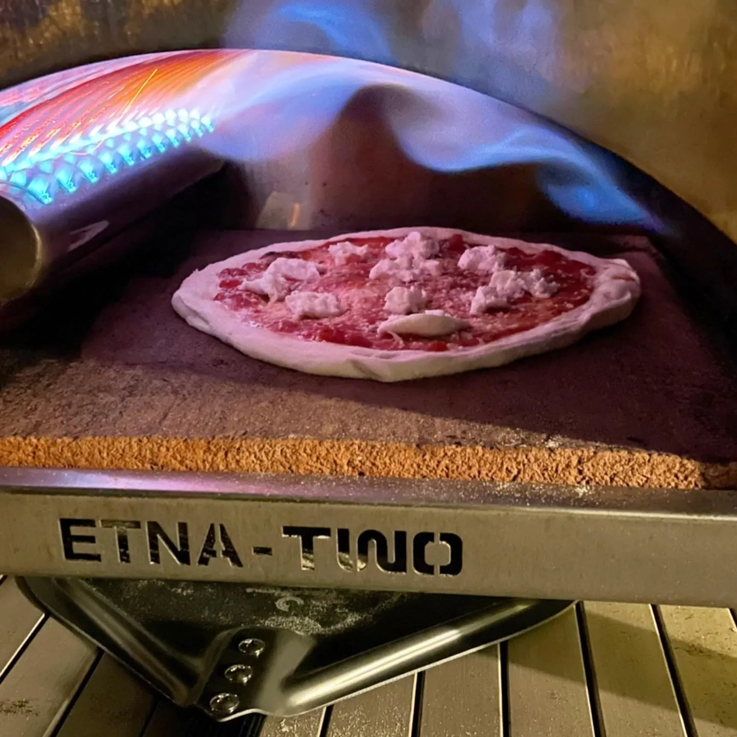 Abbildung einer Pizza im Etna Two Pizza Ofen
